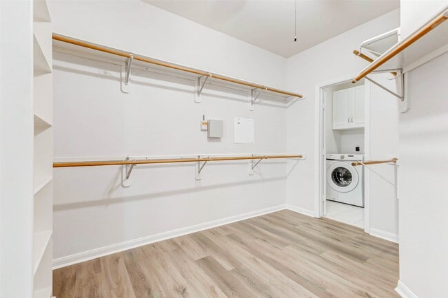 Building Photo - 10210 Thornmont Ln