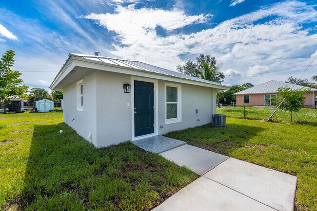 Building Photo - 3018 SE Iris St