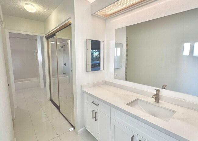 Building Photo - SPACIOUS 3 BEDROOM 2.5 BATH HOME IN KAIMUKI W/2 CAR GARAGE