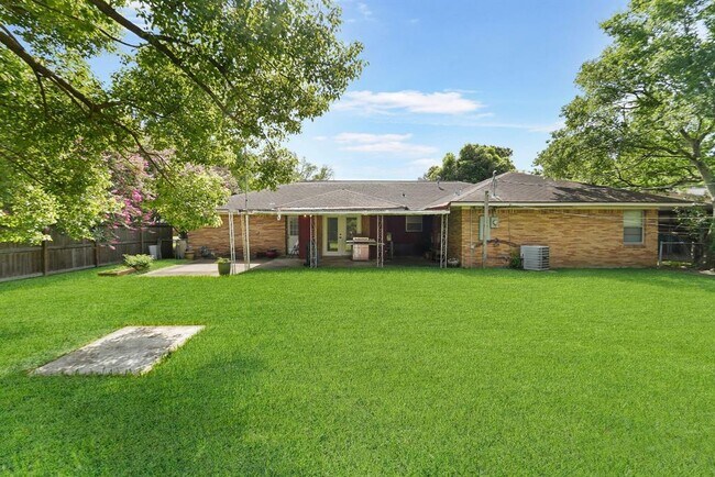 Building Photo - 2210 San Jacinto Dr