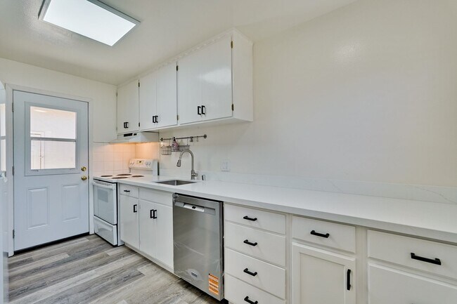 Building Photo - 800 W Hacienda Ave
