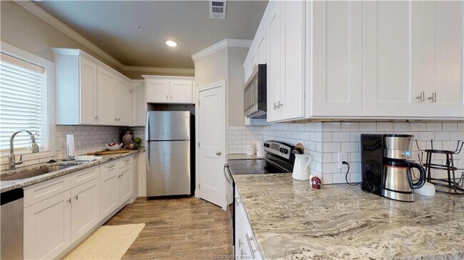 Building Photo - 4 Bed Northgate Townhome Pre-leasing for August Move In!