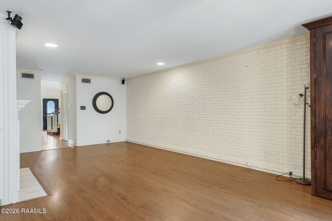 Building Photo - 1321 W St Mary Blvd