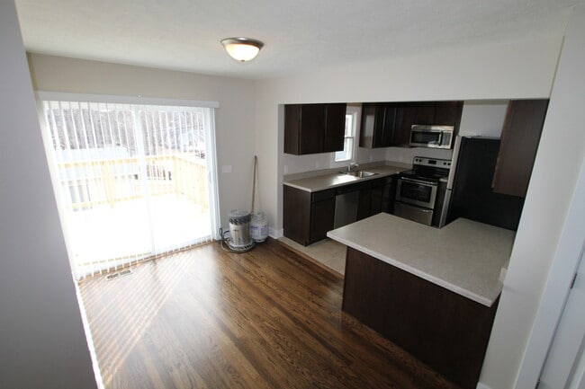 Building Photo - Large 3 bedroom with Open Floor Plan! Close to all the shopping and dining of Aksarben! Close to ...