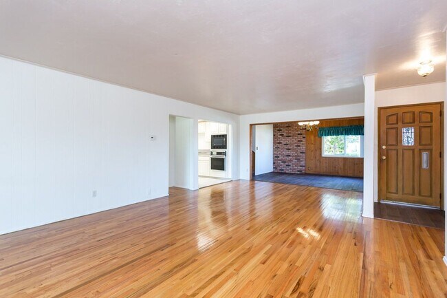 Building Photo - Large Traditional Home in La Mesa!