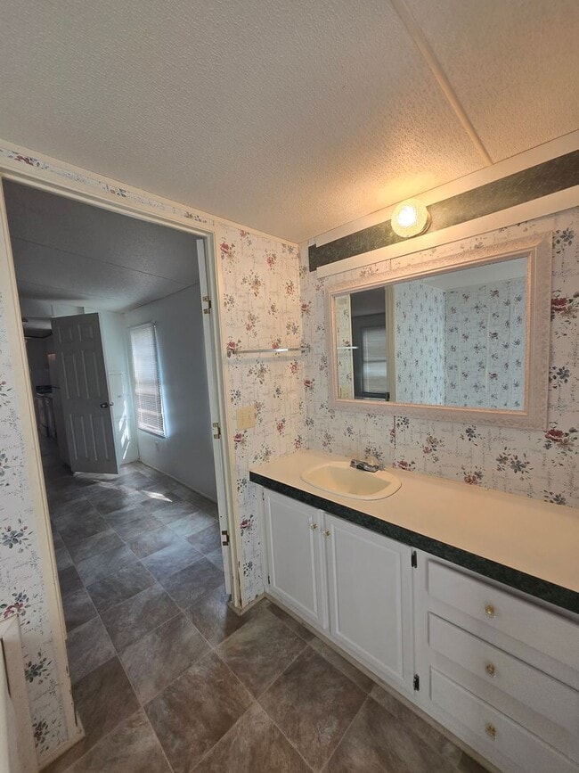 Building Photo - 2/2 Half Acre Mobile Home in Keystone Heights