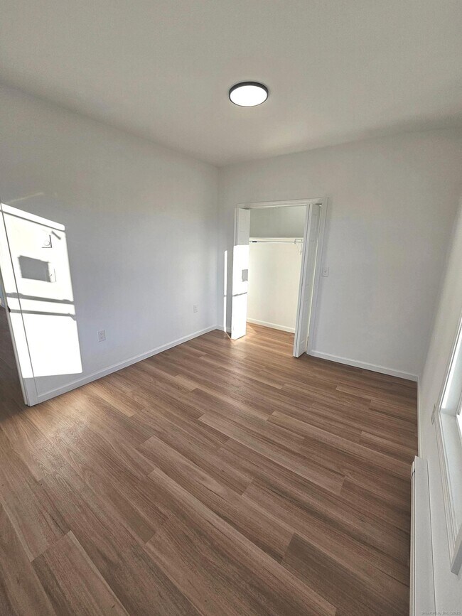 Building Photo - 1153 Main St