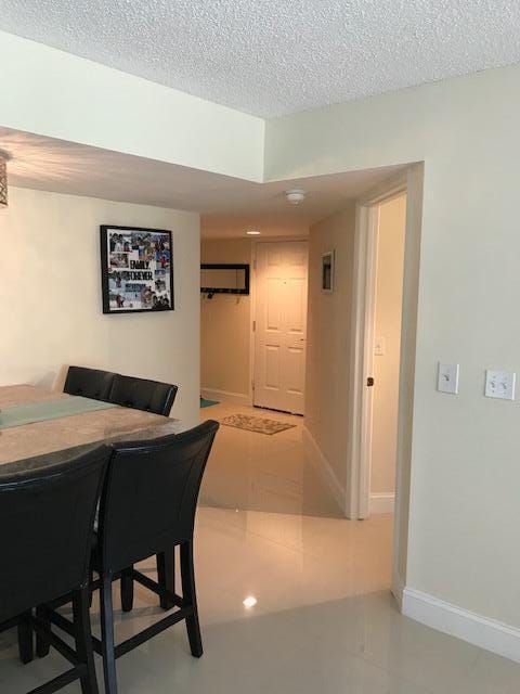 Building Photo - 700 Crestwood Ct S