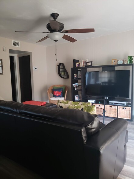 Spacious living room - 10425 SW 154th Ct