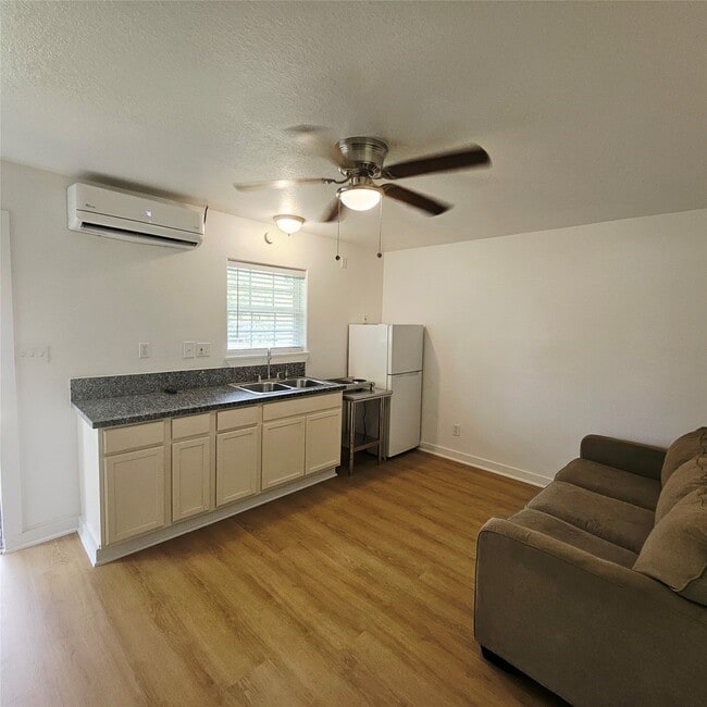 Building Photo - 305 Miles Rd