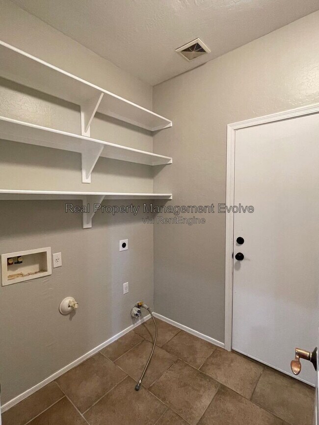 Building Photo - 3632 W Jacksonville Dr