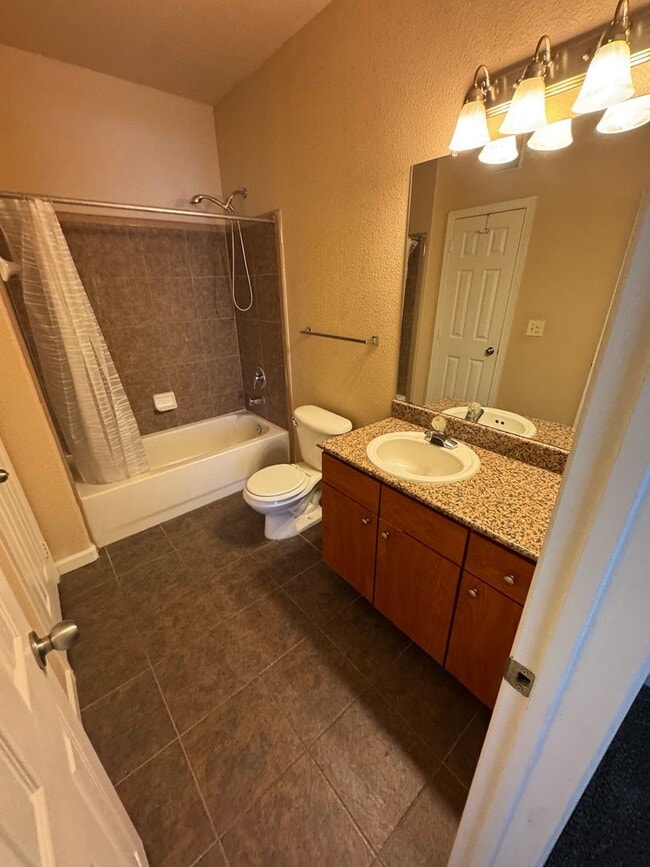 Building Photo - ***Gated community*** Spacious 2-bedroom, 2-bathroom condo in Antelope