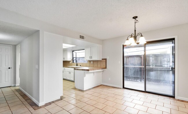 Building Photo - 4718 E Alamos Ave