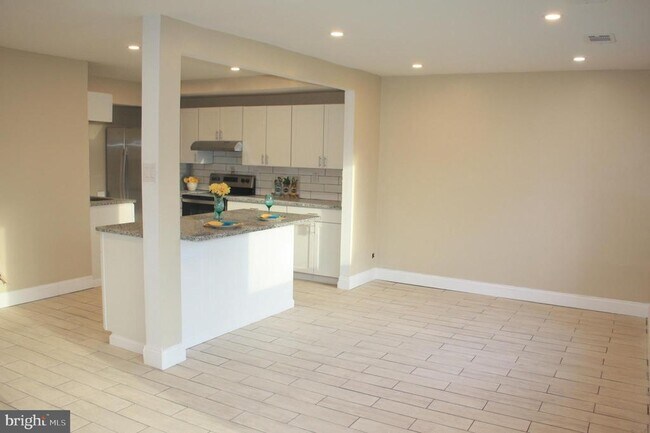 Building Photo - 115 E Kings Hwy