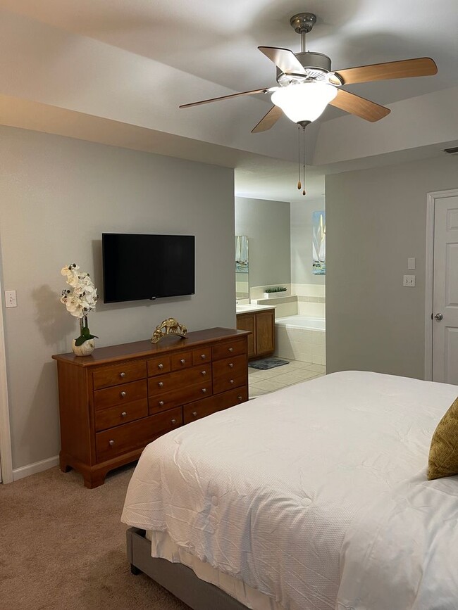 Building Photo - Beautiful 3 bed 2.5 bath condo with gorgeous hard wood floors.
