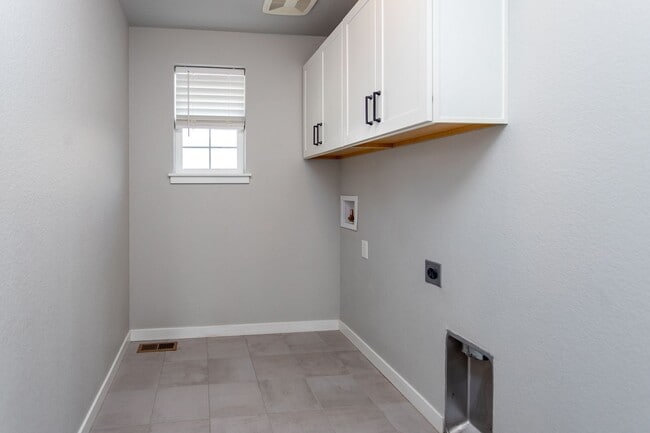 Building Photo - Spacious 5-Bedroom Home with Finished Base...