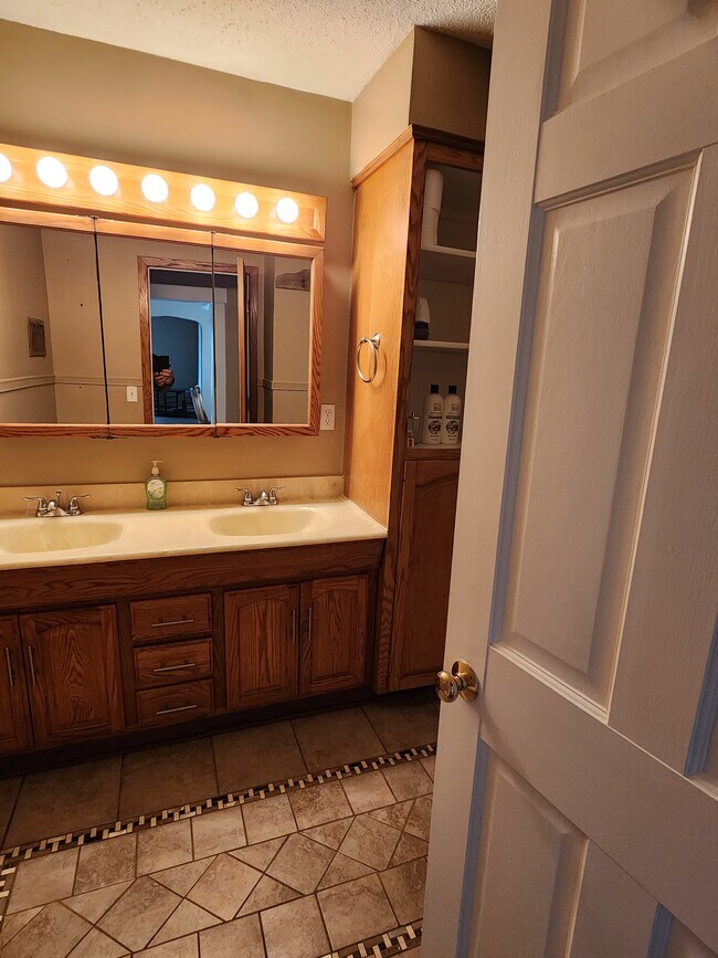 Building Photo - 810 4th Ave NW