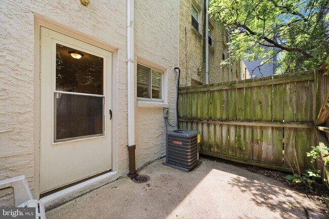 Building Photo - 928 N Bambrey St