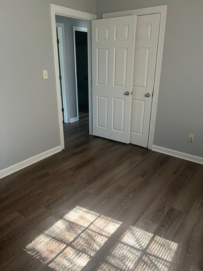 Building Photo - Cute Bungalow Convenient to Shopping & Restaurants!