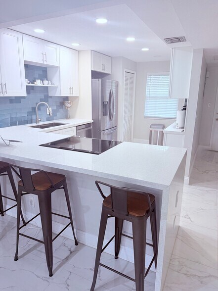 Building Photo - 545 Oaks Ln