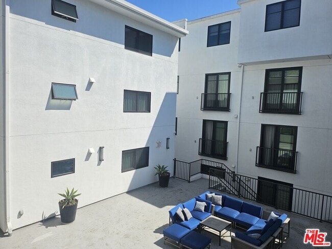 Building Photo - 853 S Lucerne Blvd