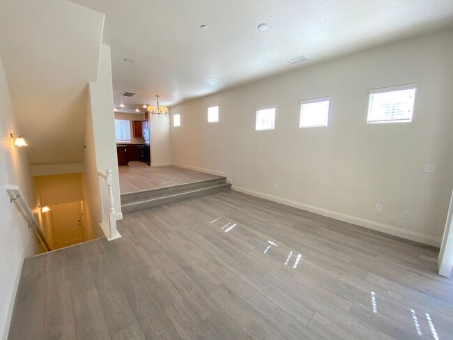 Building Photo - Luxury Townhouse 2 Master Suites - North M...