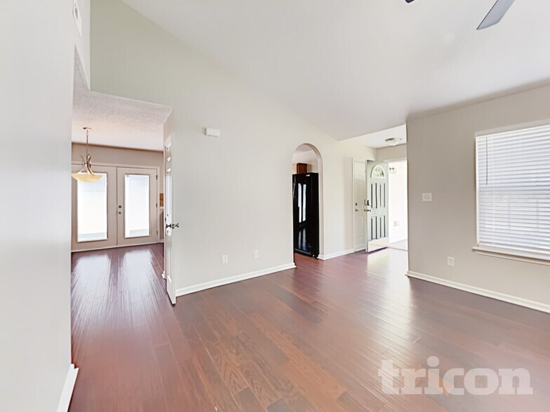 Building Photo - 1829 Mission Oaks St