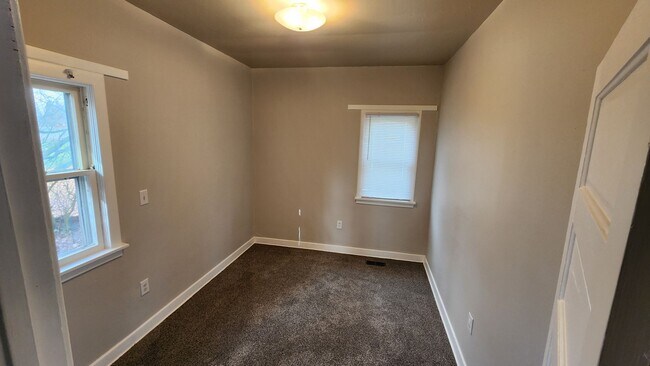 Building Photo - Wonderfully Updated South Hill 3 Bedroom 1...