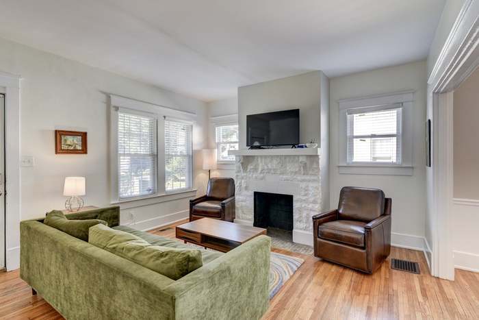 Entryway / Living Room - 939 Seymour Ave
