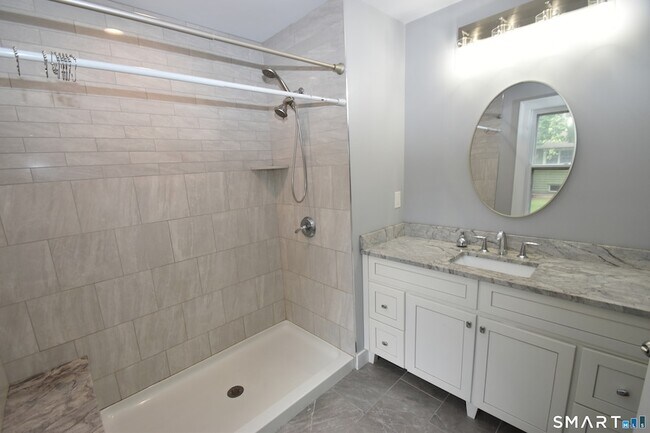 Building Photo - 880 S Quaker Ln