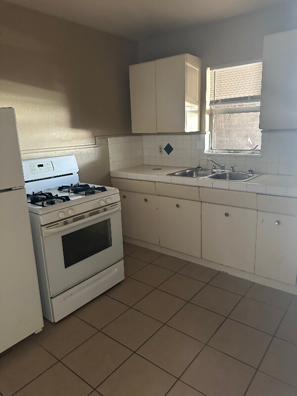 Building Photo - 3701 Sleeper Ave
