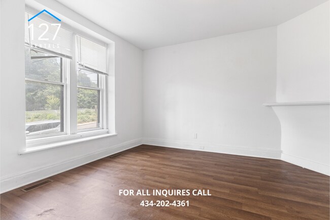 Building Photo - Spacious 3-Bedroom Apartment with Modern U...