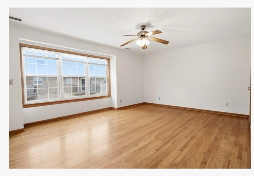 Living - 908 Buchanan Ave