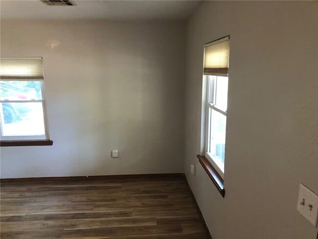 Building Photo - 624 N Wright St