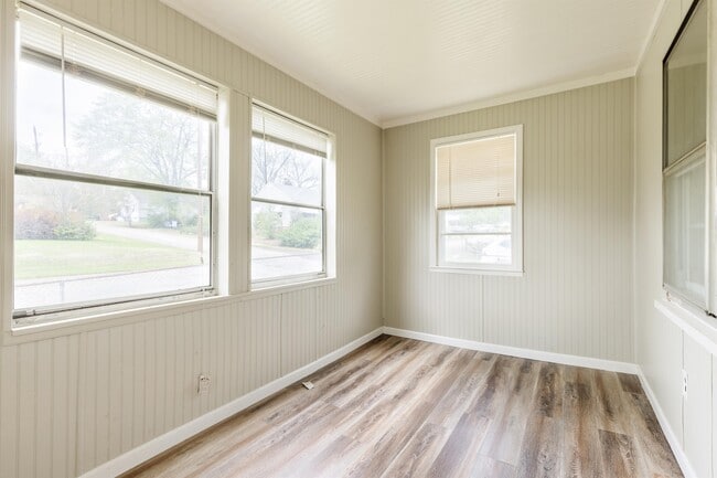 Building Photo - 119 Merrilat Ave