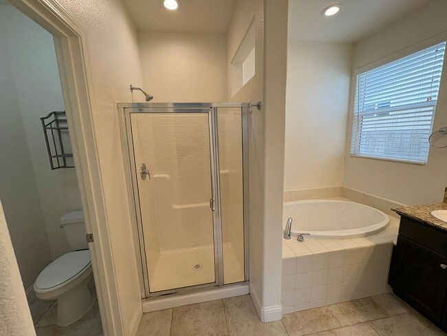 Building Photo - 3 Bedroom Home located NW Visalia!