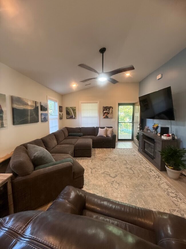 Building Photo - 406 Caverly Ln