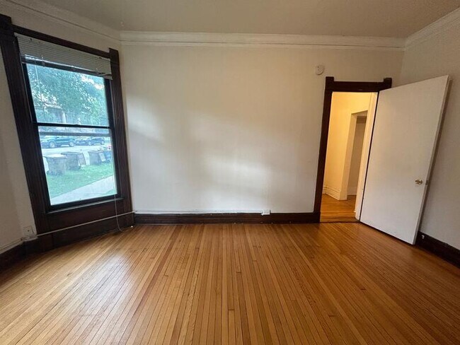Building Photo - 319 N Pinckney St