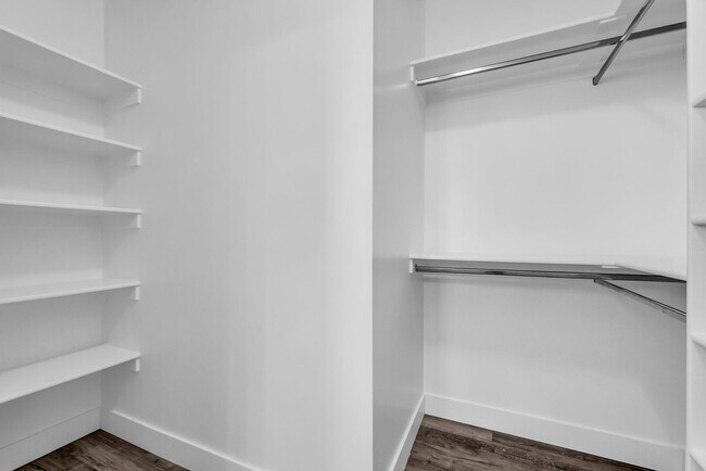 Building Photo - Beautiful 2020 Layton Home with High Ceilings & Modern Finishes
