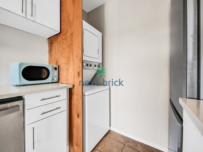 Building Photo - Charming 2 Beds and 1 Bath Condo Available for Rent!