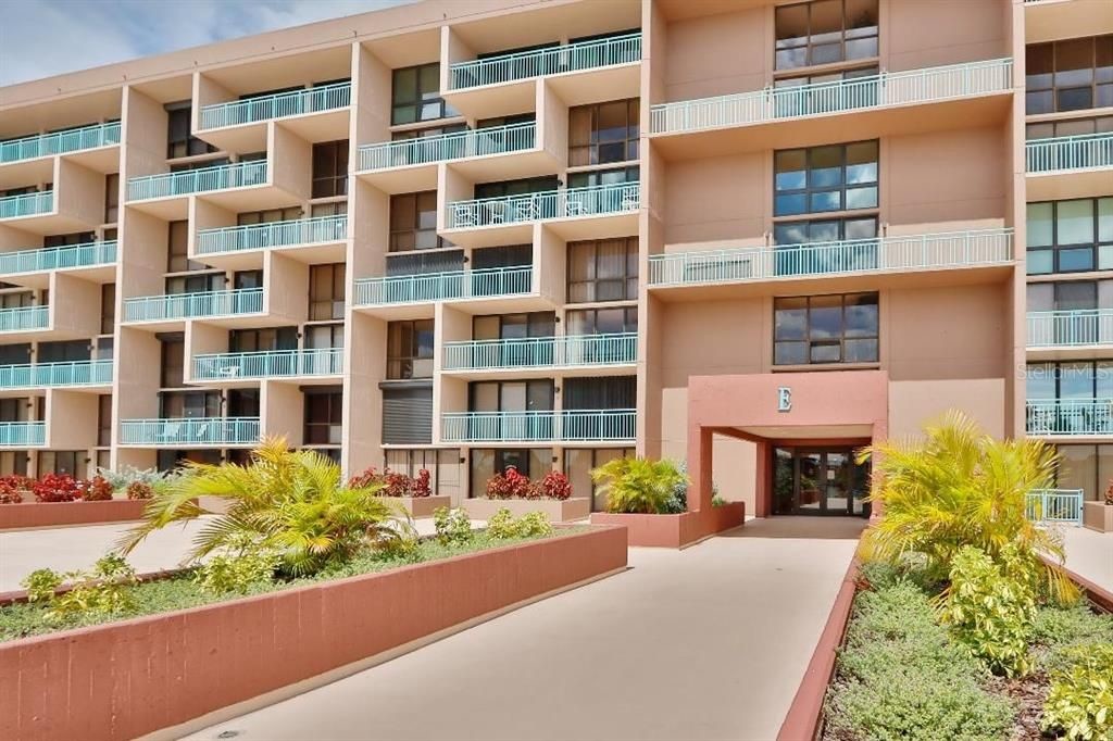 Front Building View - 1 Key Capri Key