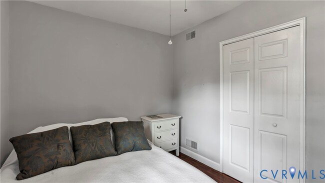 Building Photo - 6100 Hampstead Ave