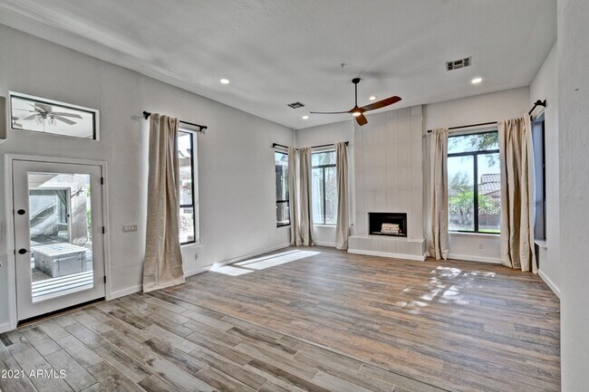 Building Photo - 13059 E Poinsettia Dr