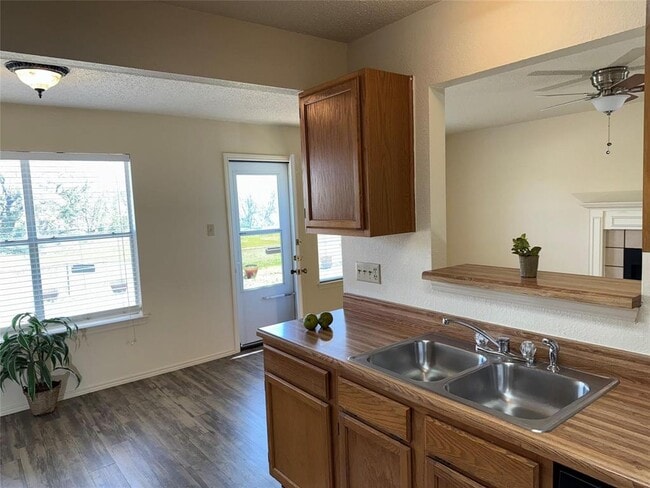 Building Photo - 6109 Parkwood Dr