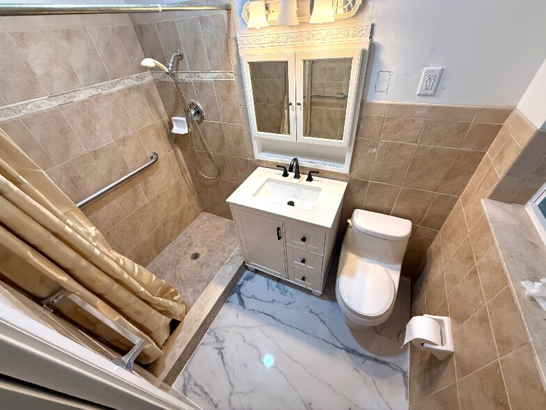 Building Photo - 2685 SE 5th St