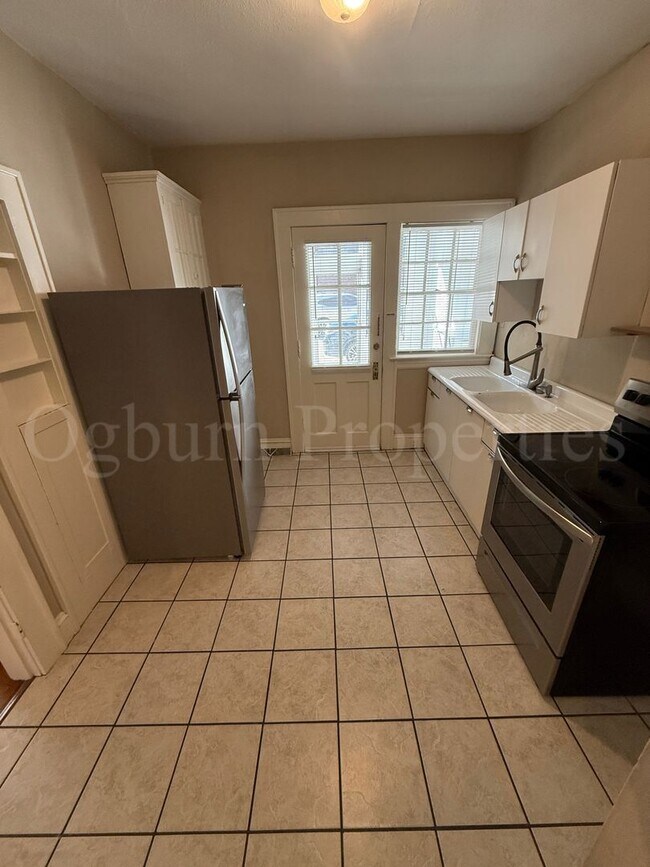 Building Photo - 202 N Hawthorne Rd