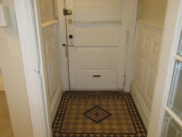 Entry vestibule - 4720 Cedar Ave