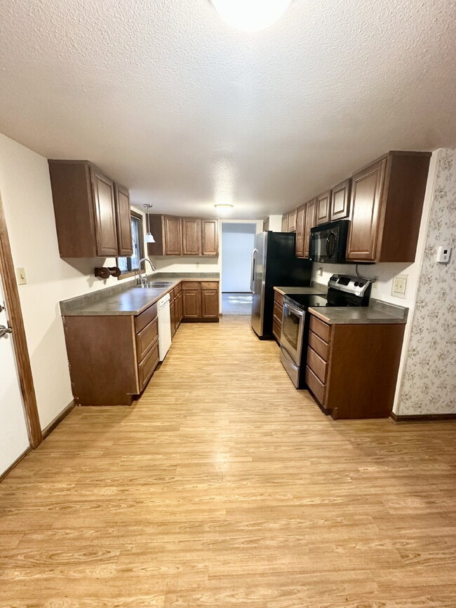 Building Photo - "Spacious 4-Bedroom Retreat with 2.5 Baths...