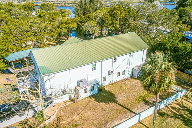 Building Photo - 2247 S Waterman Dr