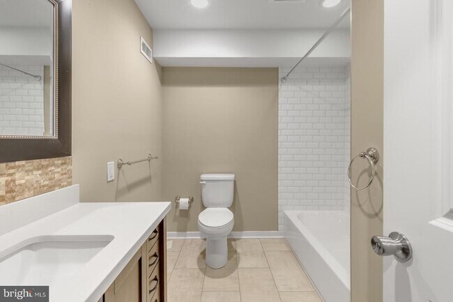 Building Photo - 2030 Sepviva St